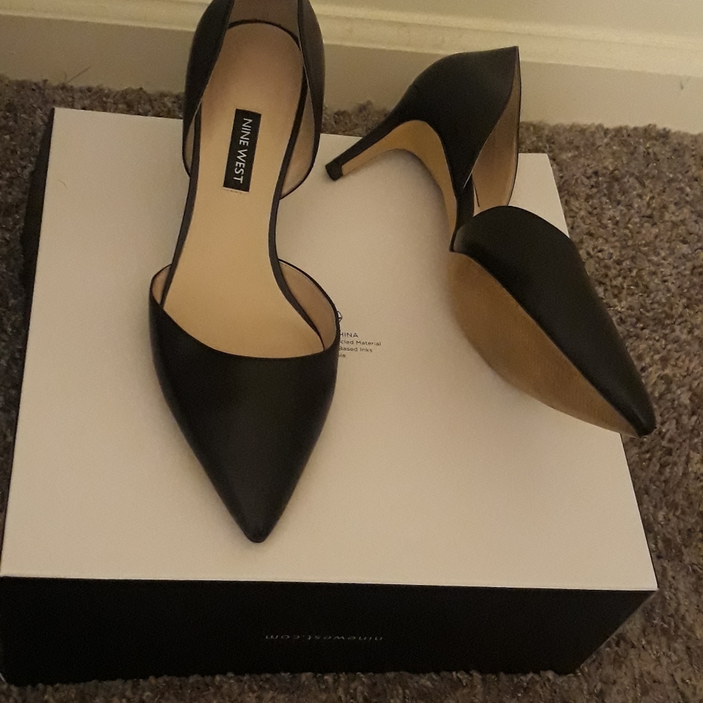 Black Pumps
